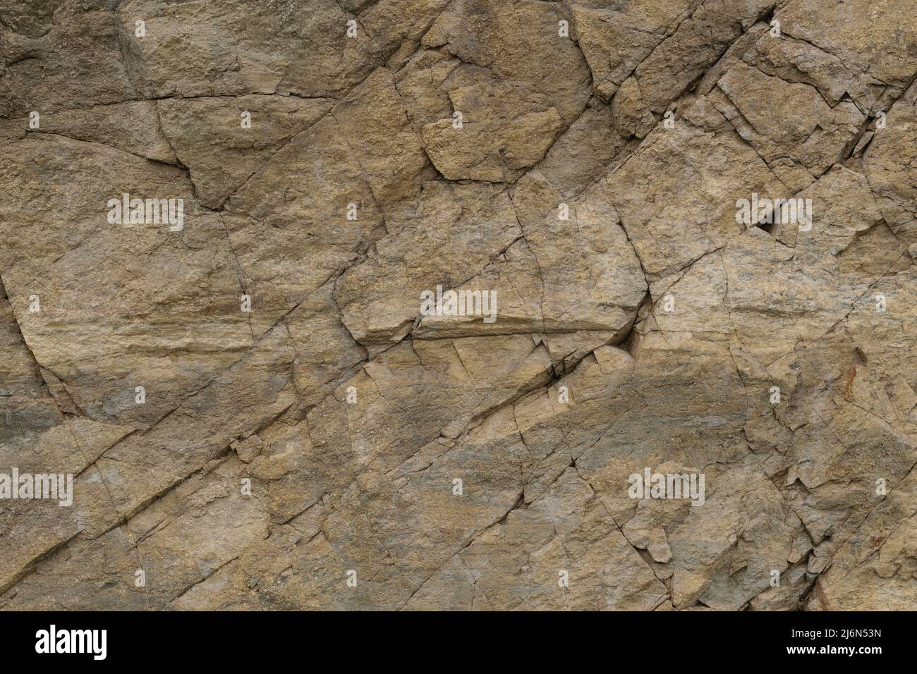 Texture du massif du schiste argileux naturel. La surface de la roche d'ardoise est coupée par des fissures diagonales, un arrière-plan abstrait, une haute résolution. Banque D'Images