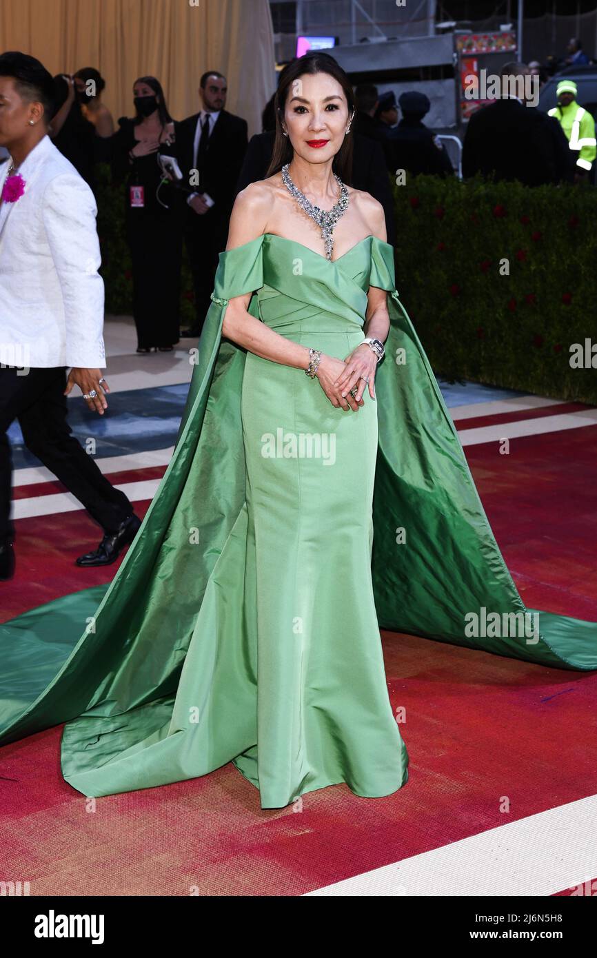 Michelle Yeoh marchant sur le tapis rouge au gala 2022 du Metropolitan ...