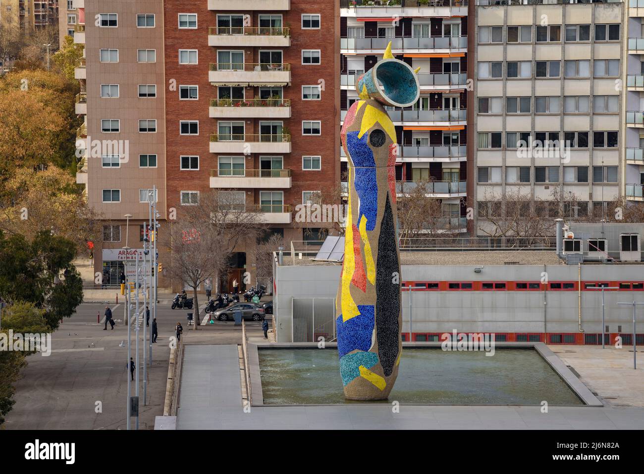 Parc Joan Miró et la sculpture 'dona i Ocell' vue de la terrasse de Las Arenas (Barcelone, Catalogne, Espagne) ESP: El parque Joan Miró, Barcelone Banque D'Images