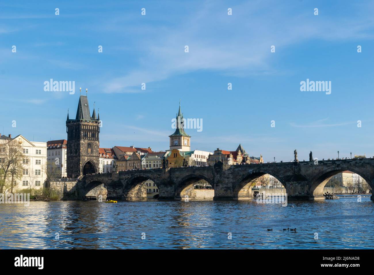 Pont Charles au-dessus de la rivière Moldava, Prague Banque D'Images