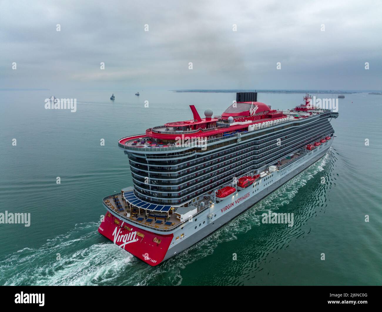 Bateau de croisière de la femme vaillant par Virgin Voyages arrivant à Portsmouth International Port England, tôt le matin Banque D'Images