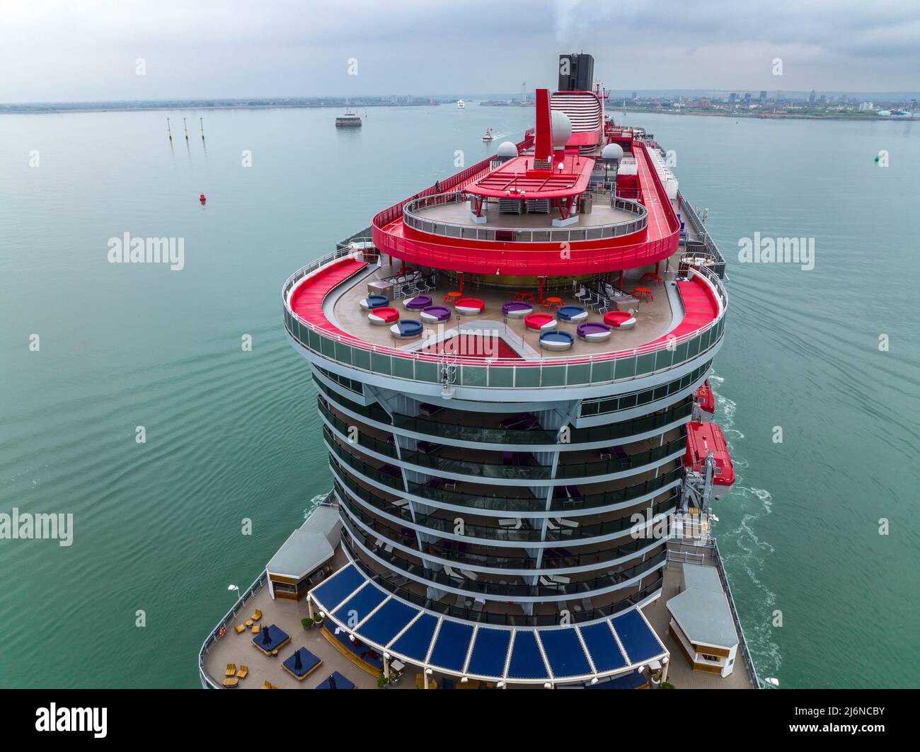 Bateau de croisière de la femme vaillant par Virgin Voyages arrivant à Portsmouth International Port England, tôt le matin Banque D'Images