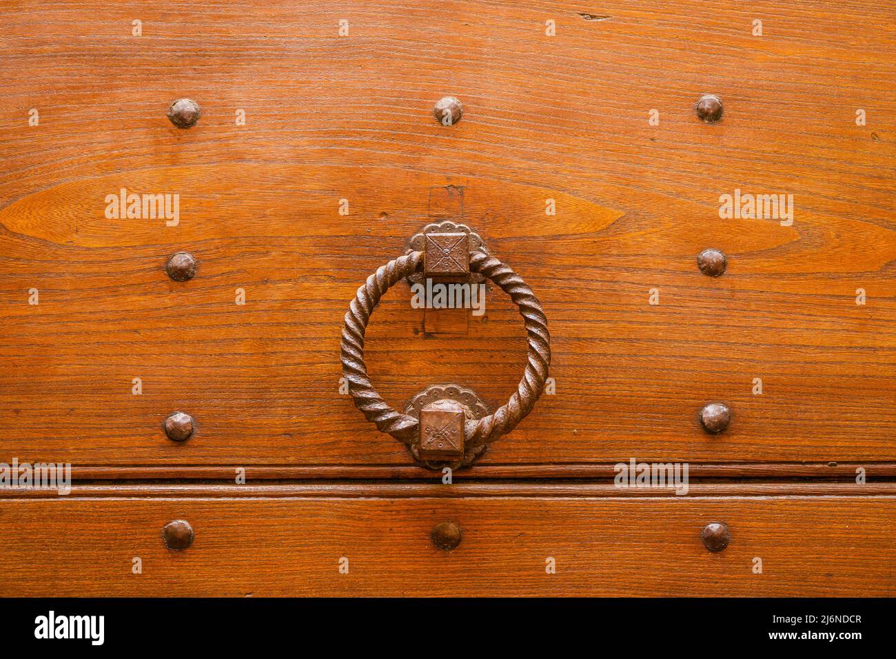 Vieux fer clapper sur une ancienne porte en bois avec des clous Banque D'Images