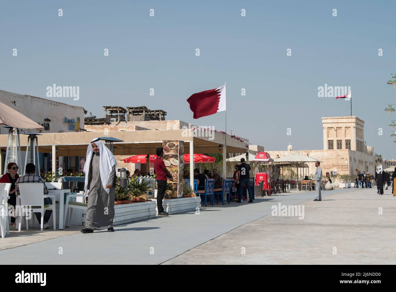 Doha ,Qatar - février 01,2020 : Nouvelle promenade du sud Al Wakrah avec ses maisons traditionnelles et les gens du coin appréciant la marche. Banque D'Images