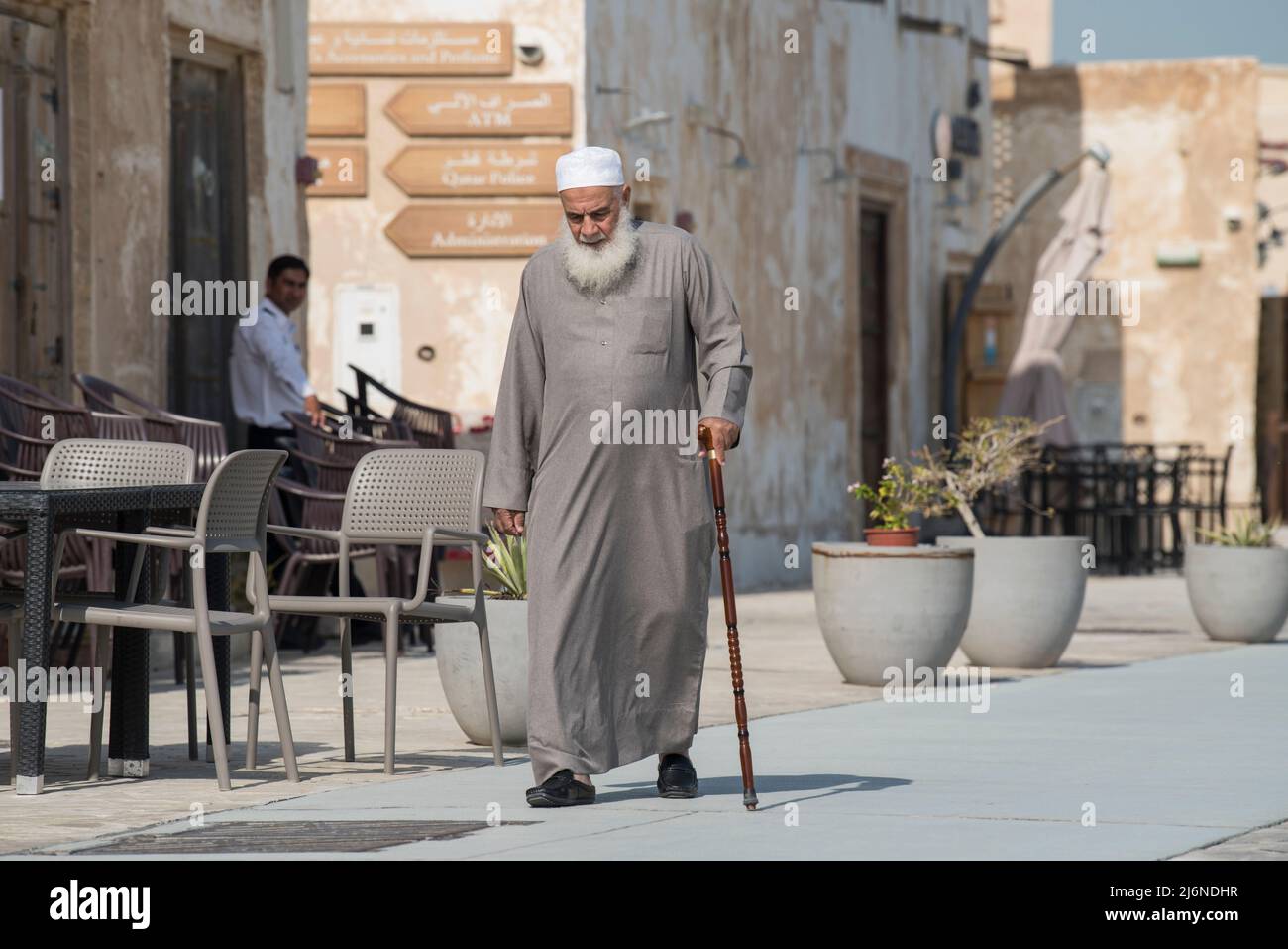 Doha ,Qatar - février 01,2020 : Nouvelle promenade du sud Al Wakrah avec ses maisons traditionnelles et les gens du coin appréciant la marche. Banque D'Images