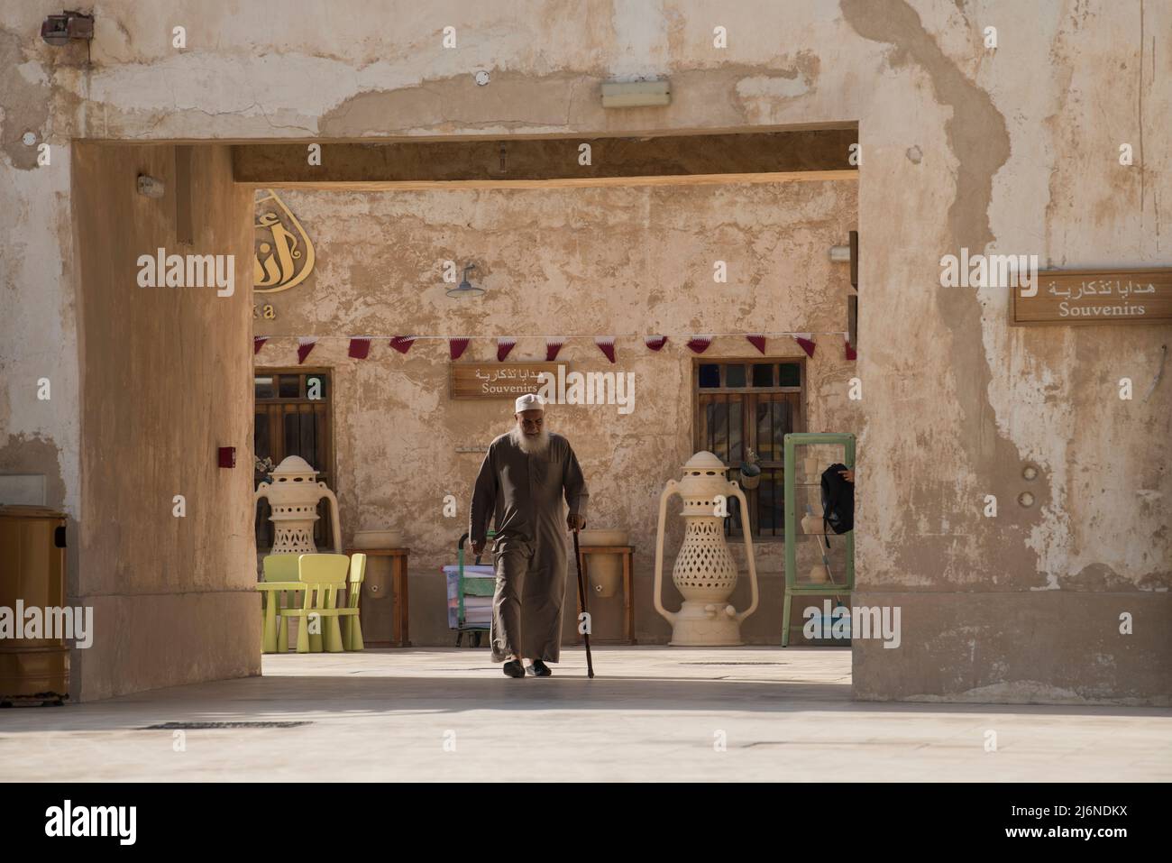 Doha ,Qatar - février 01,2020 : Nouvelle promenade du sud Al Wakrah avec ses maisons traditionnelles et les gens du coin appréciant la marche. Banque D'Images