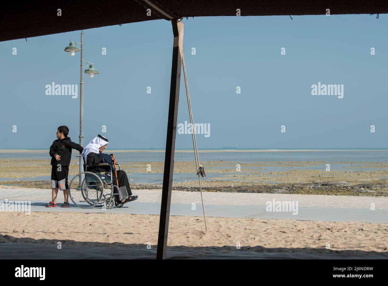 Doha ,Qatar - février 01,2020 : Nouvelle promenade du sud Al Wakrah avec ses maisons traditionnelles et les gens du coin appréciant la marche. Banque D'Images