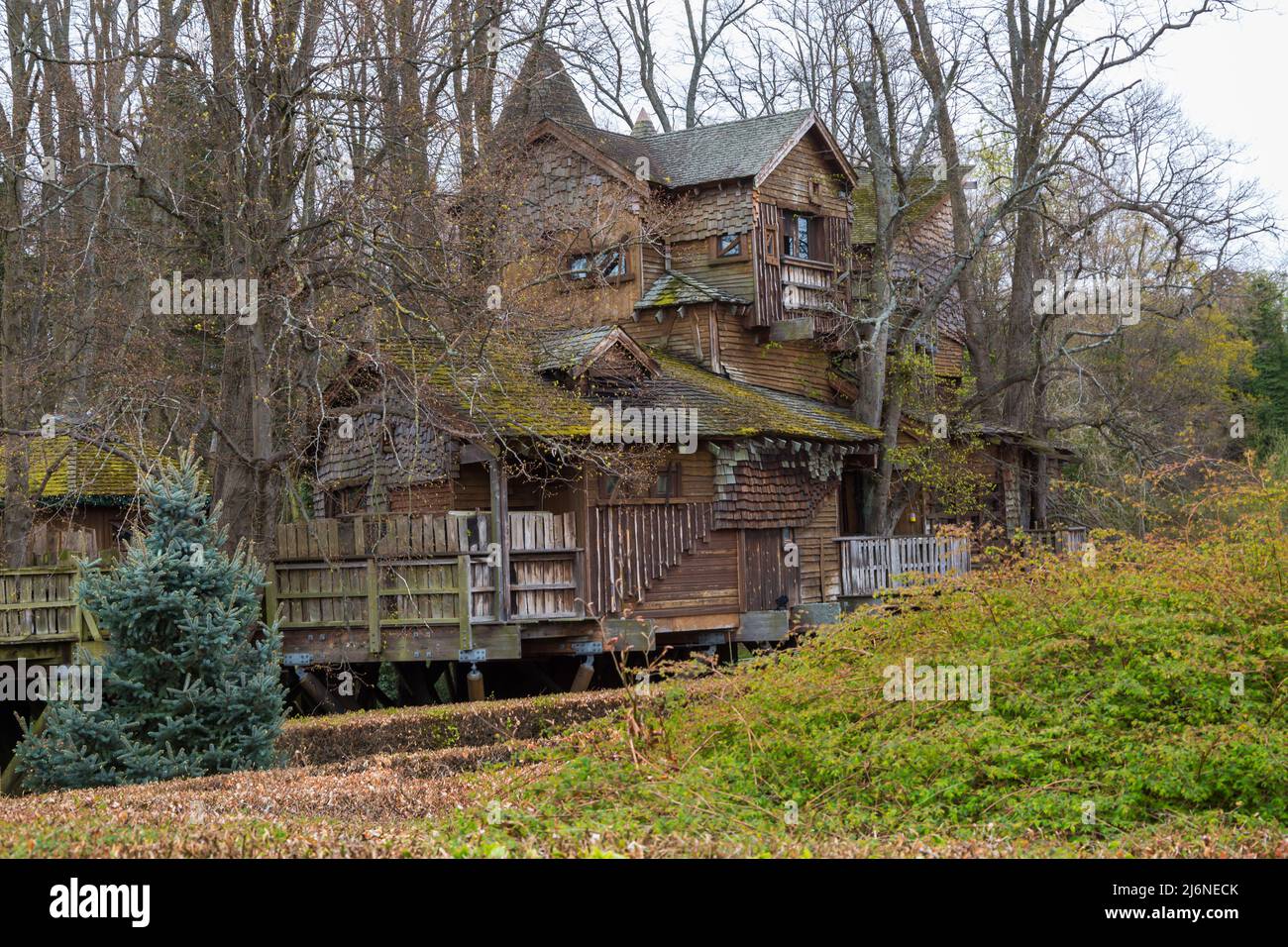 Alnwick Garden Tree House dans les jardins d'Alnwick à Alnwick, Northumberland Royaume-Uni en avril - la plus grande maison d'arbre du monde Banque D'Images