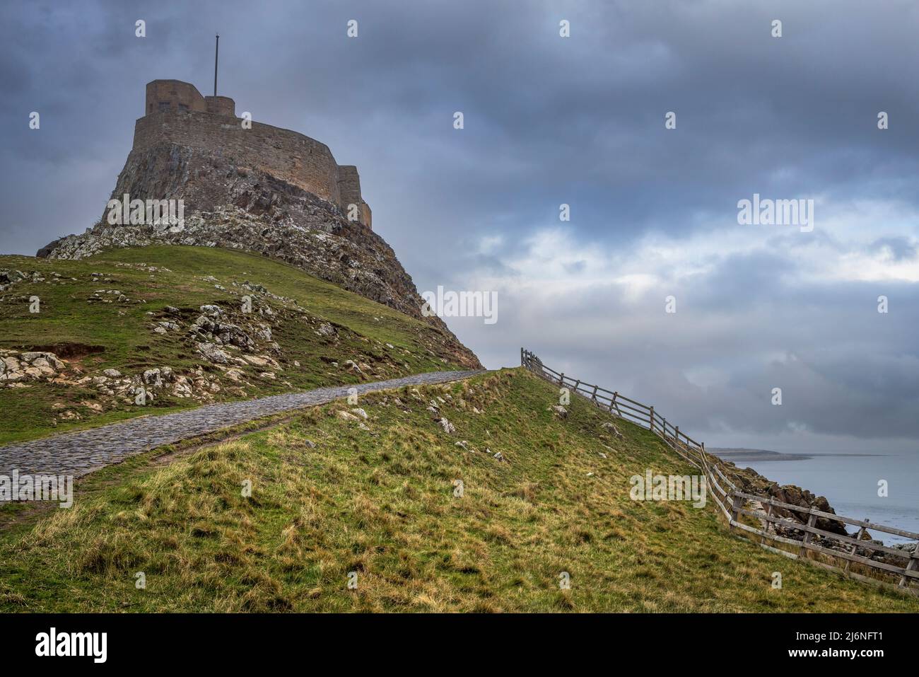 Château de Lindisfarne lors d'une journée brumeuse sur l'île Sainte, côte de Northumberland, Angleterre Banque D'Images