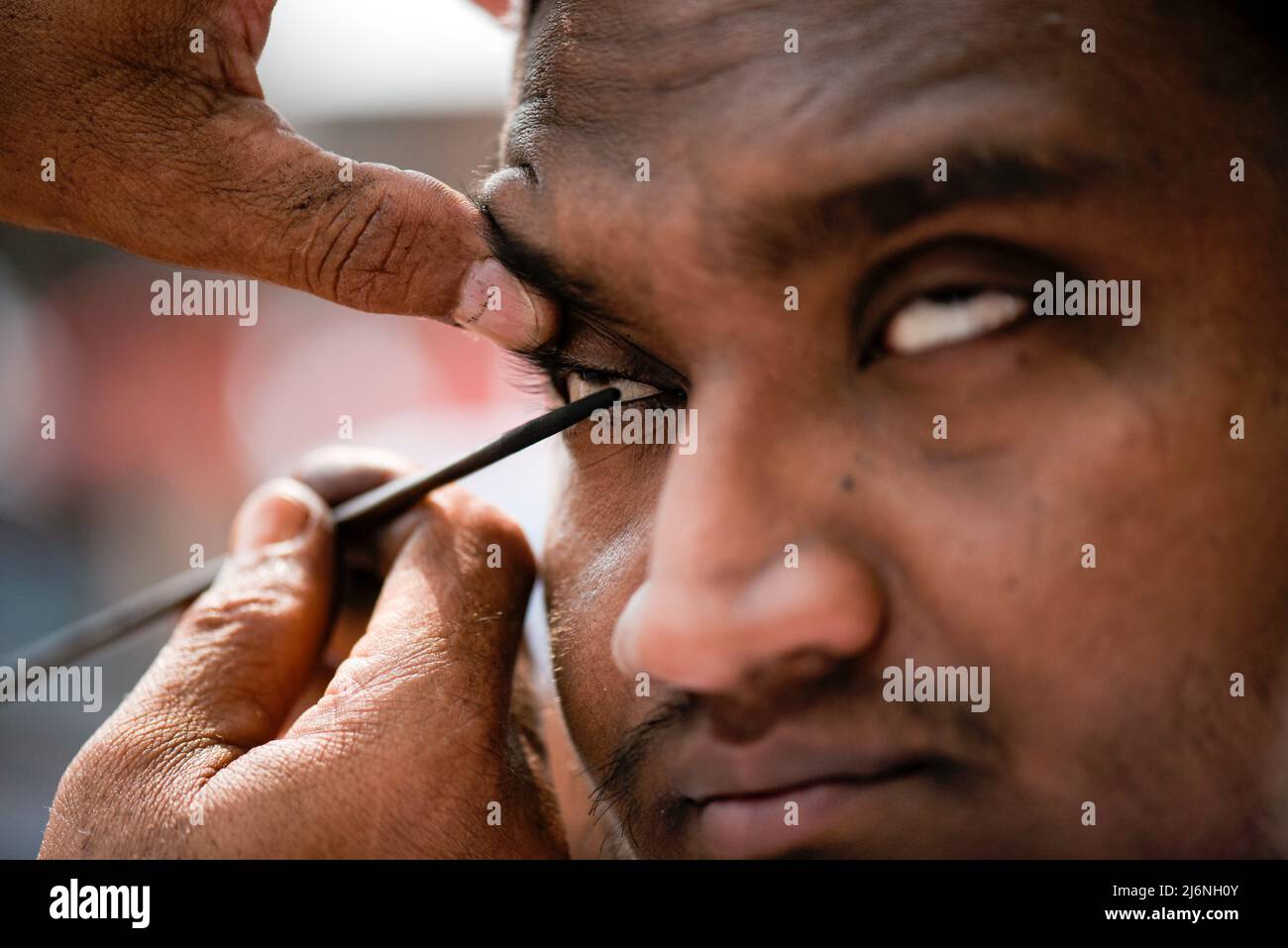 Guwahati, Assam, Inde. 03rd mai 2022. Un musulman appliquant Surma aux yeux avant d'offrir la prière à un Eidgah pour démarrer le festival Eid al-Fitr, qui marque la fin de leur Saint mois de jeûne du Ramadan, à Guwahati, Assam, Inde, le 03 mai 2022. Crédit : David Talukdar/Alay Live News Banque D'Images