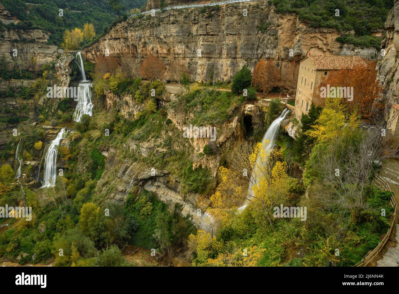 Sanctuaire et cascades de Sant Miquel del Fai en automne (Barcelone, Catalogne, Espagne) ESP: Cascadas y santuario de Sant Miquel del Fai, en otoño (BCN) Banque D'Images