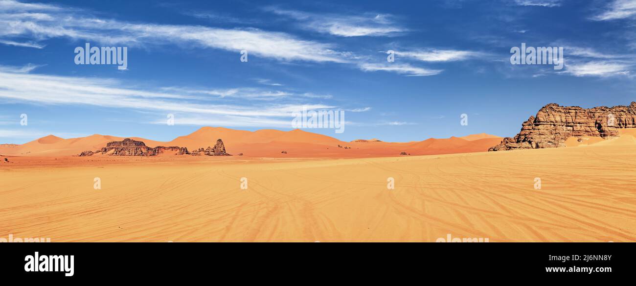 Dunes de sable et rochers du désert du Sahara, Tadrart, Algérie Banque D'Images