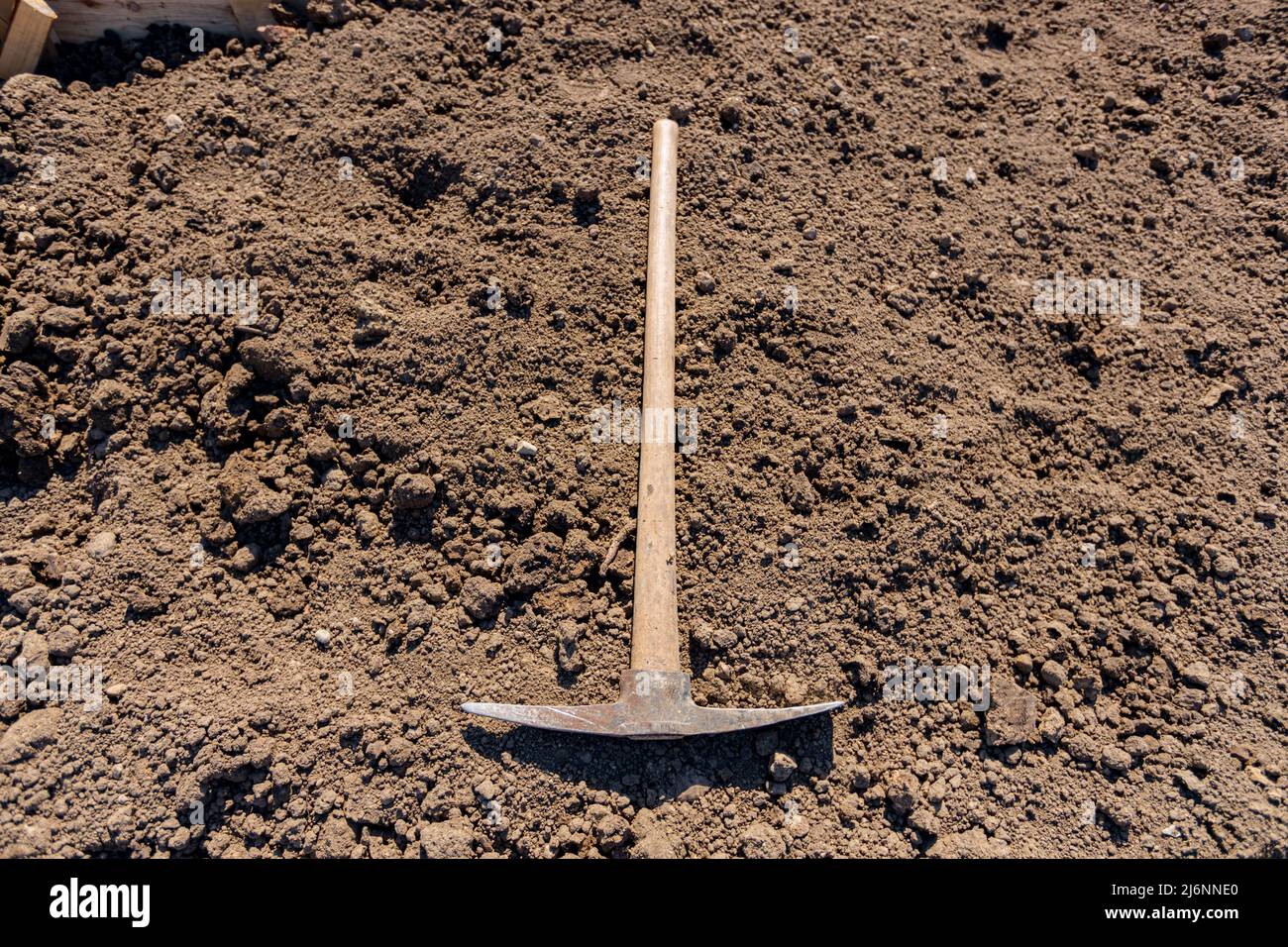 L'outil industriel de pickaxe pour creuser a été puté sur le sol Photo  Stock - Alamy