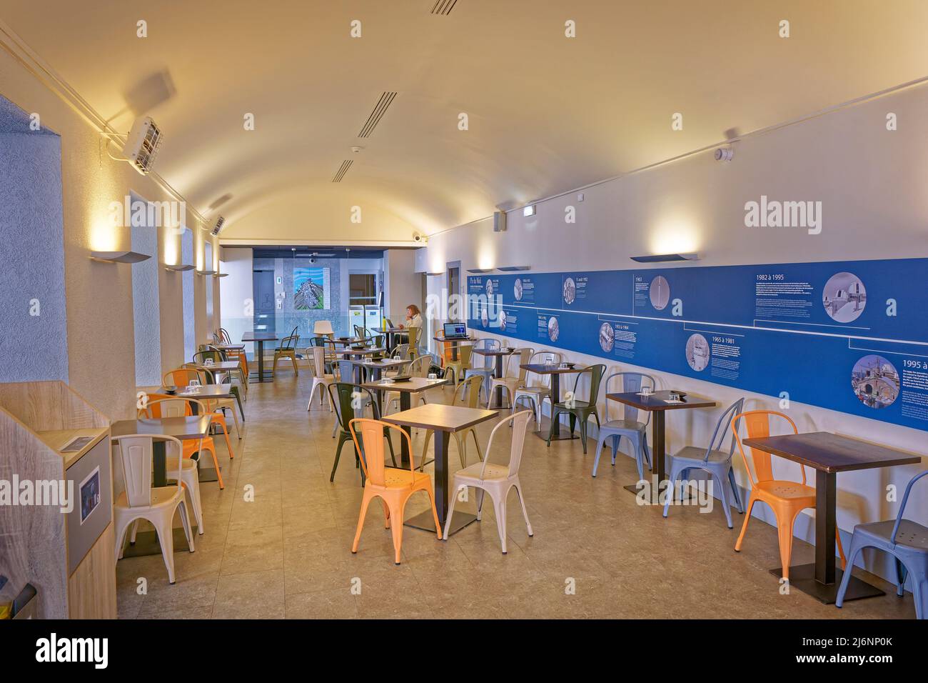 Espace café du centre d'accueil de l'Observatoire du pic du midi à 2877m dans les Hautes Pyrénées, France. Banque D'Images