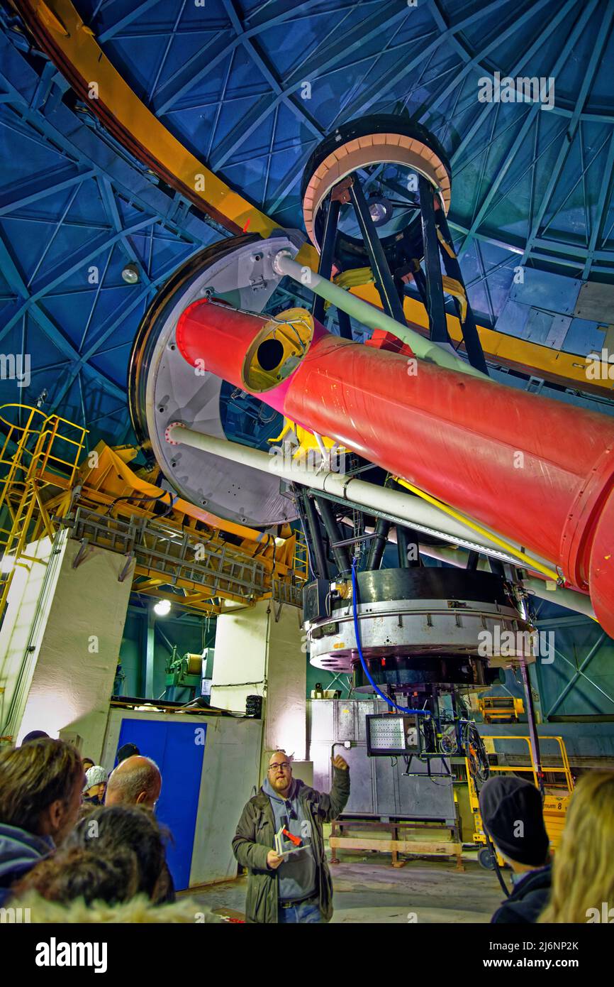 Les visiteurs de l'Observatoire du pic du midi près de Bagnères de Bigorre, France, sont présentés le télescope à réflecteur de cassegrain de 2 mètres. Banque D'Images