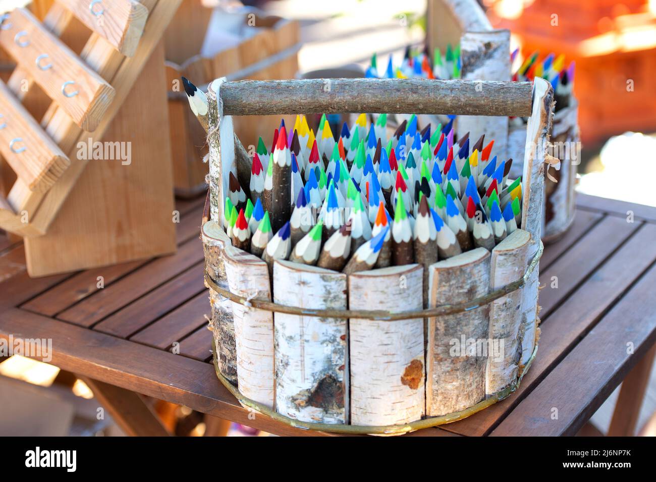 crayons de couleur dans un panier en bois de bouleau Banque D'Images