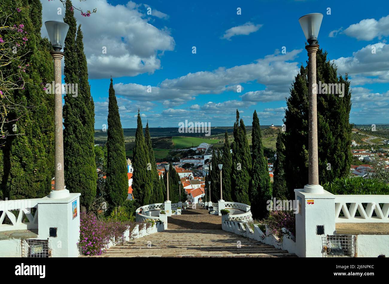 Vue sur les escaliers depuis le château jusqu'à Aljustitrel dans l'Alentejo, Portugal Banque D'Images
