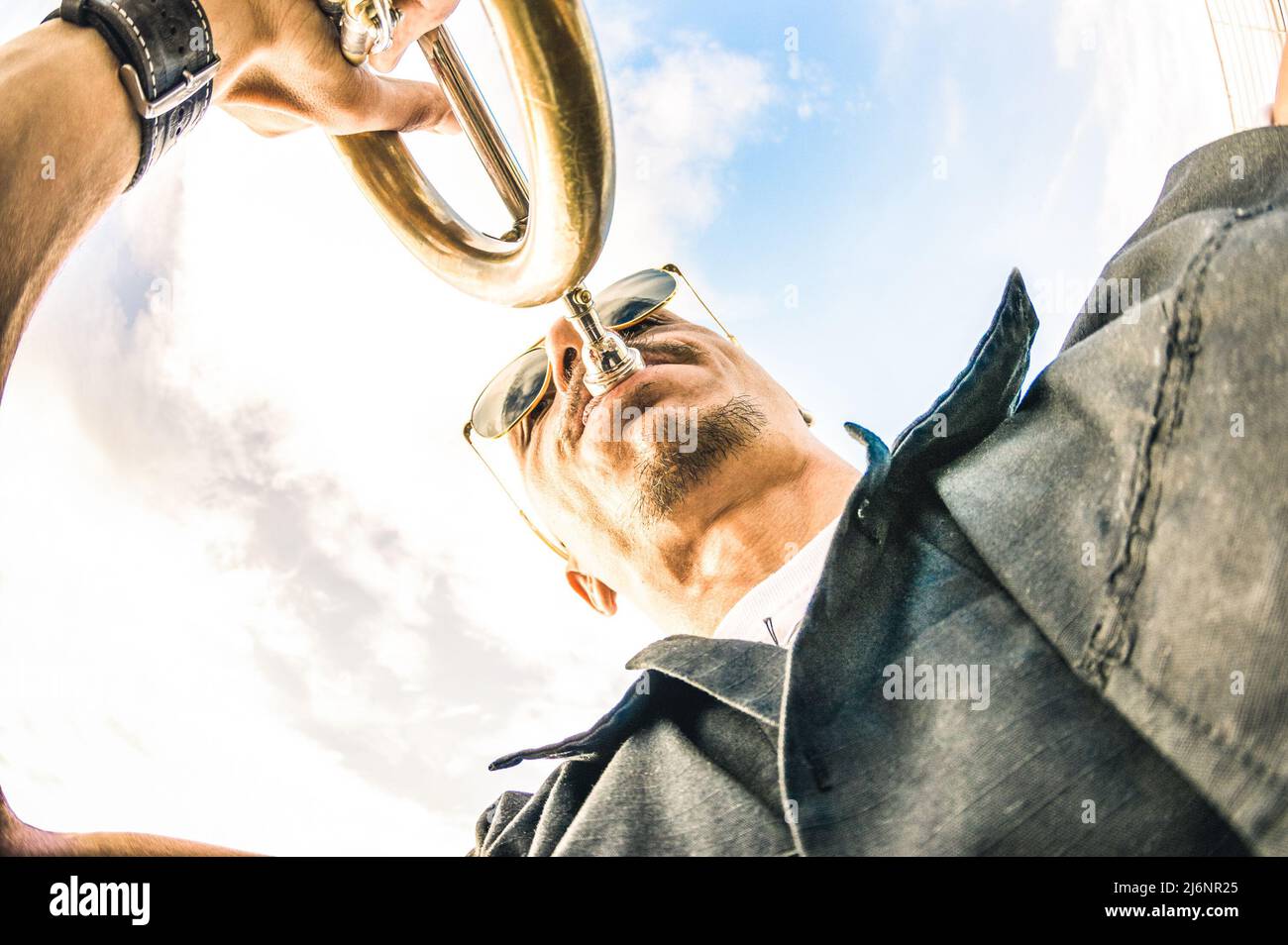 Artiste interprète le jazz solo de trompette contre le ciel - musique et art de rue concept à l'emplacement en plein air club avec l'ambiance groove - après-midi chaud Banque D'Images