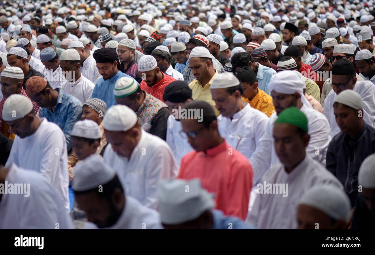 Le peuple musulman offre la prière à une Eidgah pour démarrer le festival Eid al-Fitr, qui marque la fin de leur Saint mois de jeûne du Ramadan, à Guwahati, Assam, Inde, le 03 mai 2022. Banque D'Images