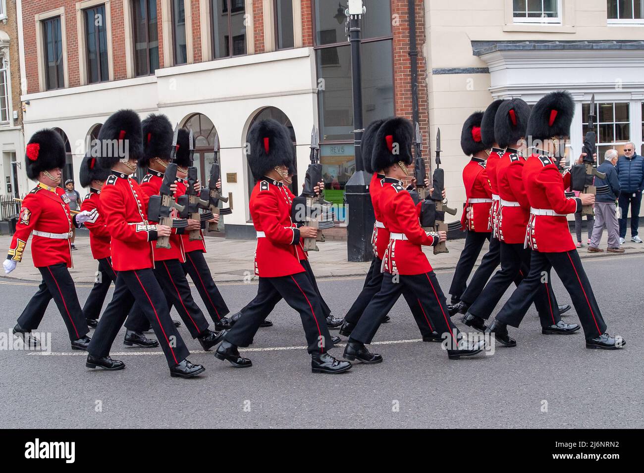 Windsor, Berkshire, Royaume-Uni. 3rd mai 2022. Changement de la garde à Windsor ce matin par les gardes et corps des tambours du bataillon Coldstream de 1st. Il a été rapporté qu’un homme prétendant être prêtre et ami du Padre Reverend Matt Coles du bataillon résident a violé la sécurité des casernes de Windsor où résident les 1st gardes de Coldstream du bataillon. L'homme aurait donné son nom comme le Père Cruise est rapporté avoir dîné avec des officiers à la caserne ainsi que passer la nuit là. Une enquête est en cours sur la violation grave de la sécurité. Banque D'Images