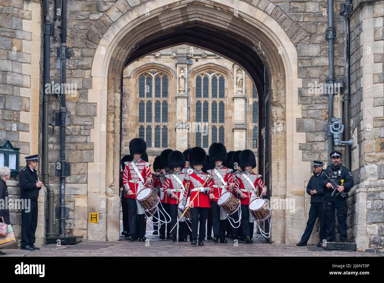 Windsor, Berkshire, Royaume-Uni. 3rd mai 2022. Changement de la garde à Windsor ce matin par les gardes et corps des tambours du bataillon Coldstream de 1st. Il a été rapporté qu’un homme prétendant être prêtre et ami du Padre Reverend Matt Coles du bataillon résident a violé la sécurité des casernes de Windsor où résident les 1st gardes de Coldstream du bataillon. L'homme aurait donné son nom comme le Père Cruise est rapporté avoir dîné avec des officiers à la caserne ainsi que passer la nuit là. Une enquête est en cours sur la violation grave de la sécurité. Banque D'Images