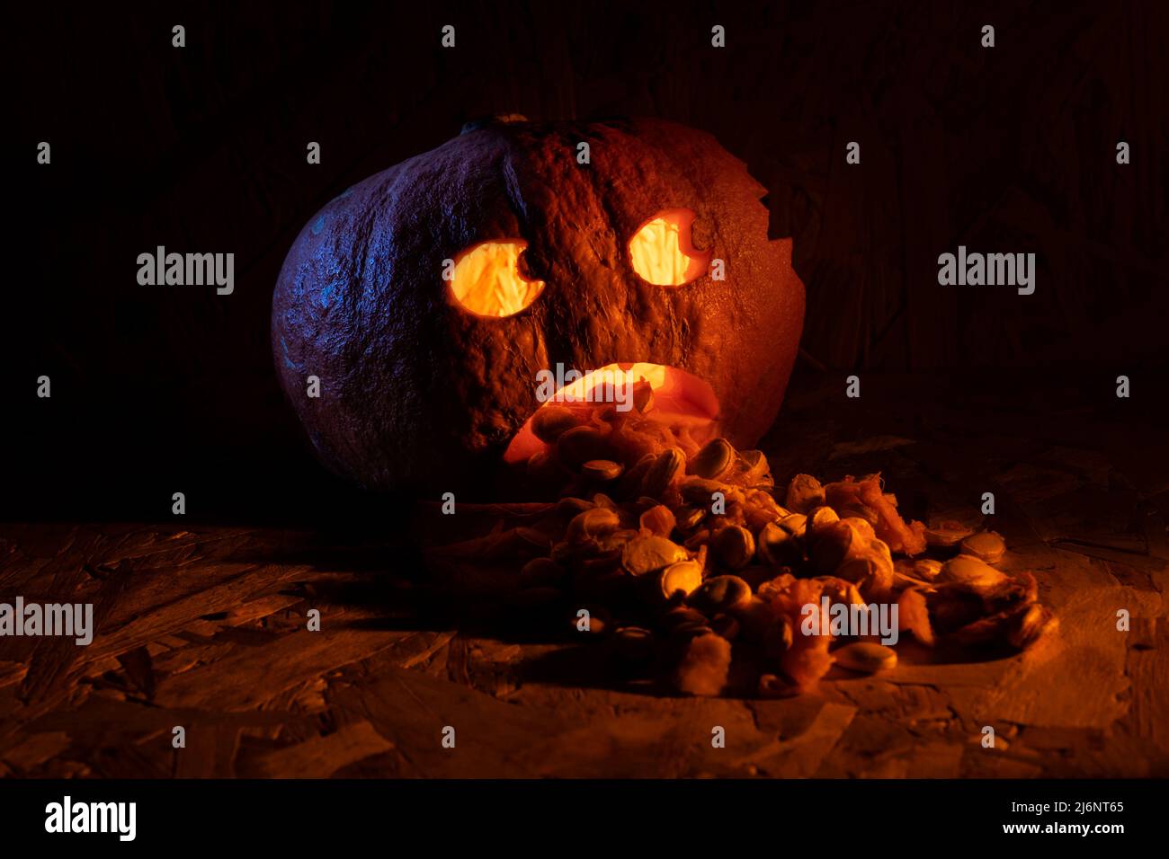 Vomissements amusants, citrouille d'halloween sculptée. Banque D'Images