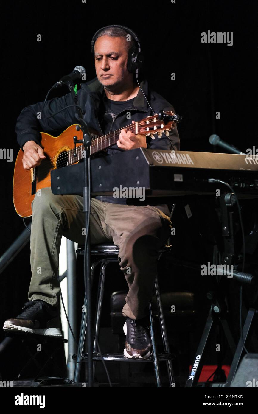 Nitin Sawhney se exécutant dans la Jazz Arena au Cheltenham Jazz Festival. 29th avril 2022 Banque D'Images