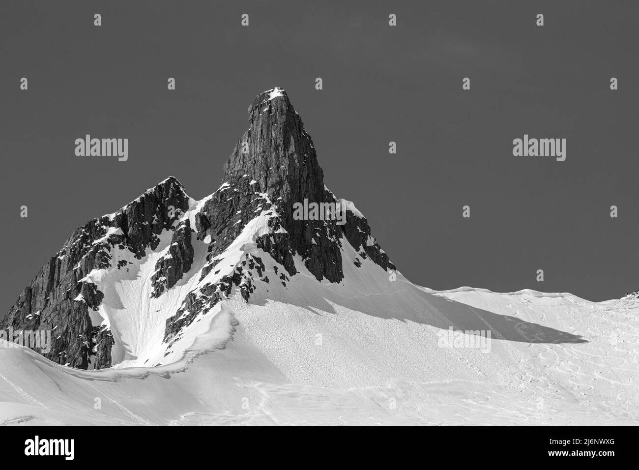 Observez à 4 heures au Mont Finger un pinacle du massif de Kolåstind à Ørsta, en Norvège. Tourné en avril 2022 Banque D'Images
