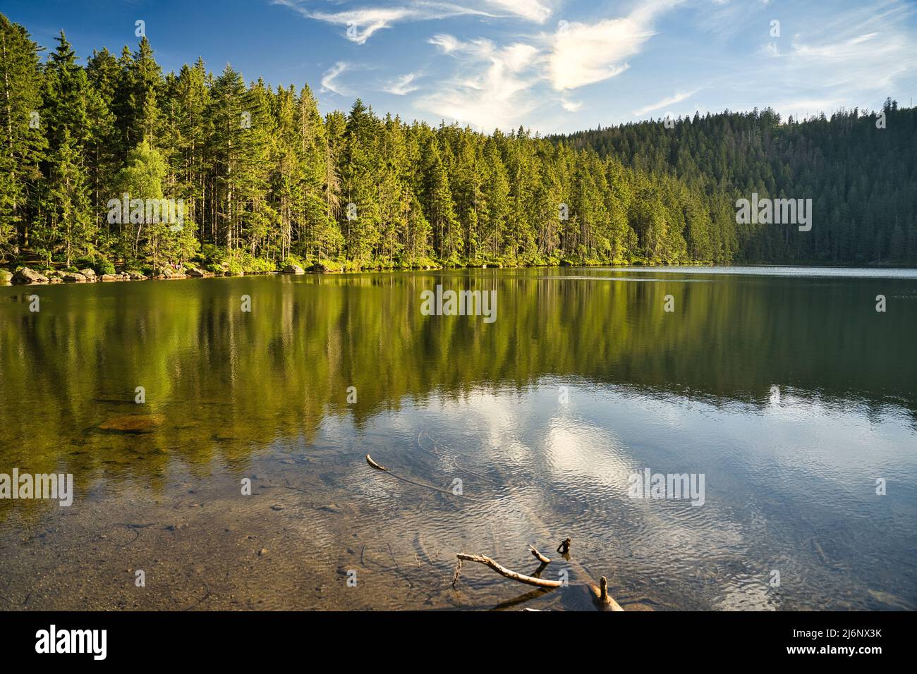 Magnifique lac Certovo jezero dans la forêt de Bohême, République Tchèque. Banque D'Images