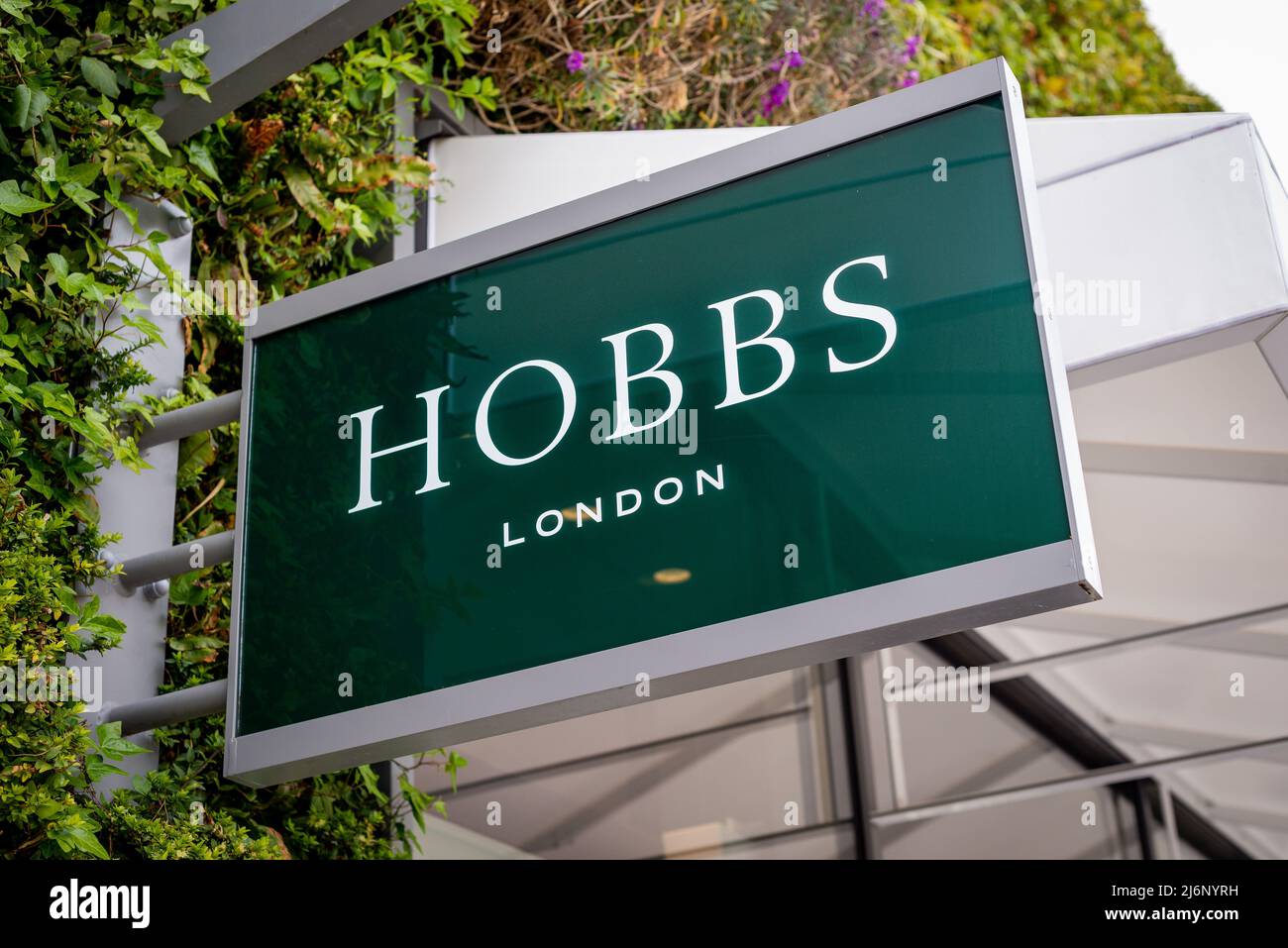 Gros plan sur l'enseigne de la boutique de vêtements mode pour femmes Hobbs London au Ashford Outlet Center, Kent, Angleterre. Banque D'Images