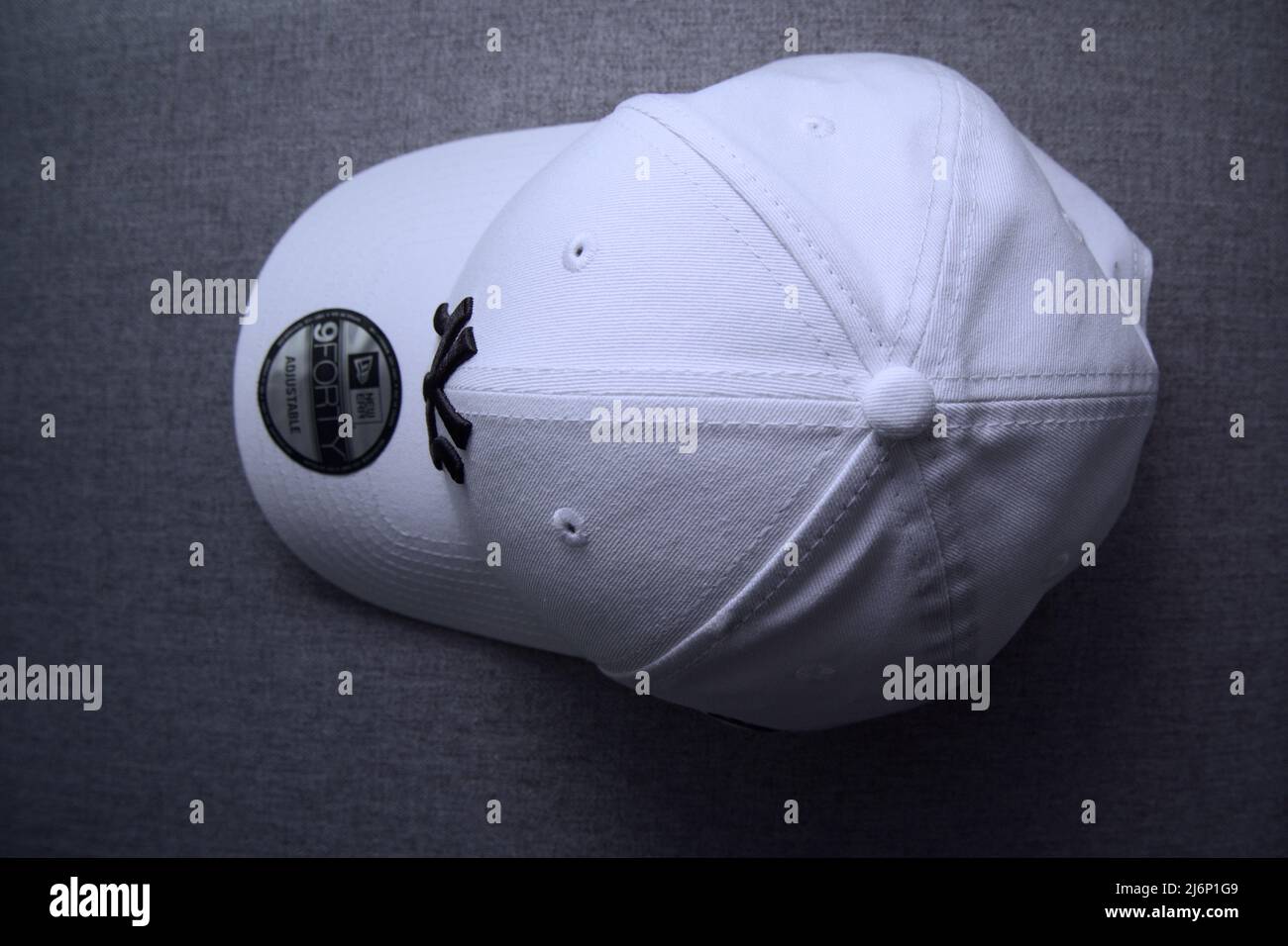 Hong Kong - 3 mai 2022 : casquette de baseball ajustée White New York  Yankees pour hommes sur un canapé gris. Avec broderie épaisse et autocollant  Photo Stock - Alamy