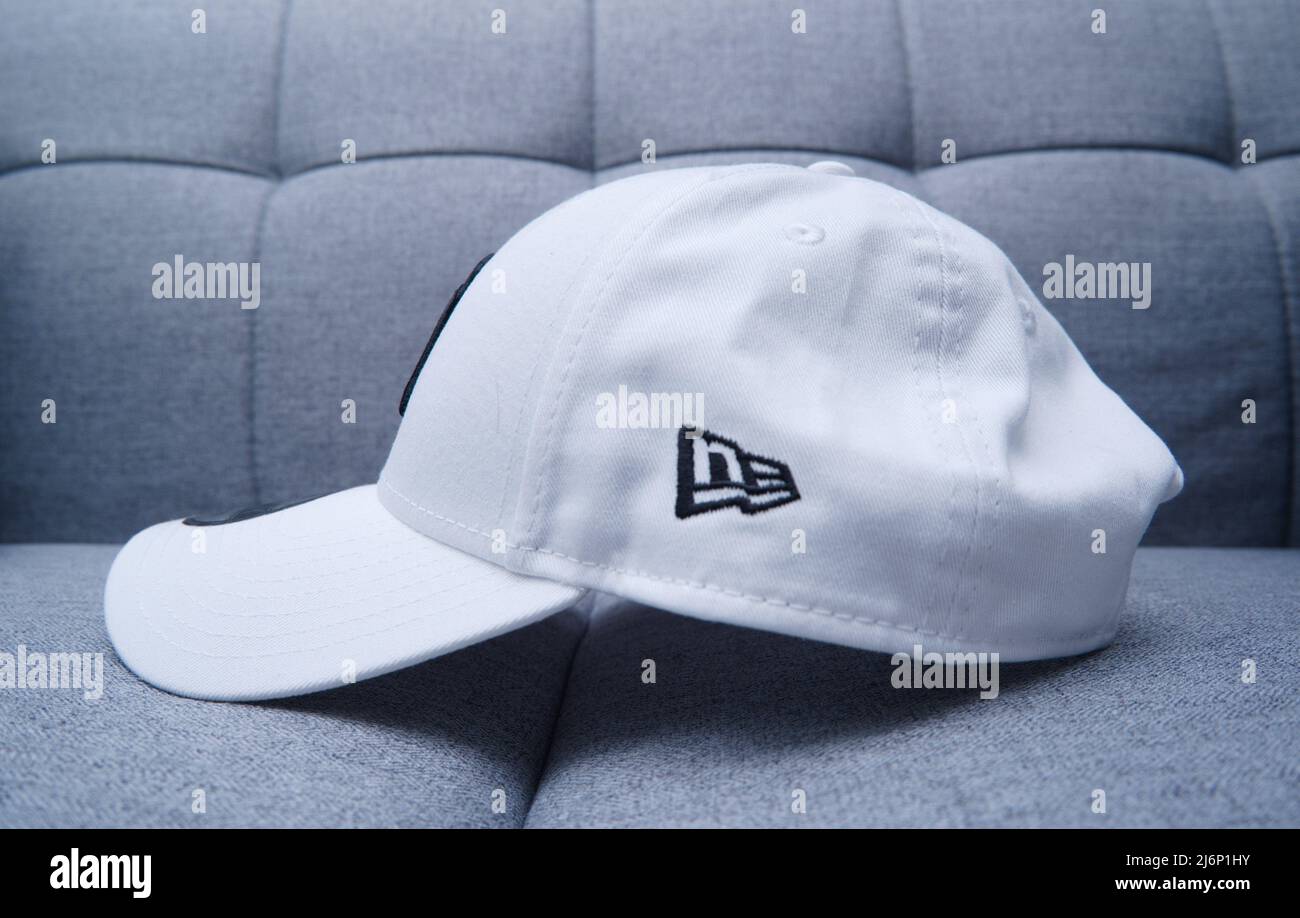 Hong Kong - 3 mai 2022 : casquette de baseball ajustée White New York Yankees pour hommes sur un canapé gris. Avec broderie épaisse et autocollant. Banque D'Images