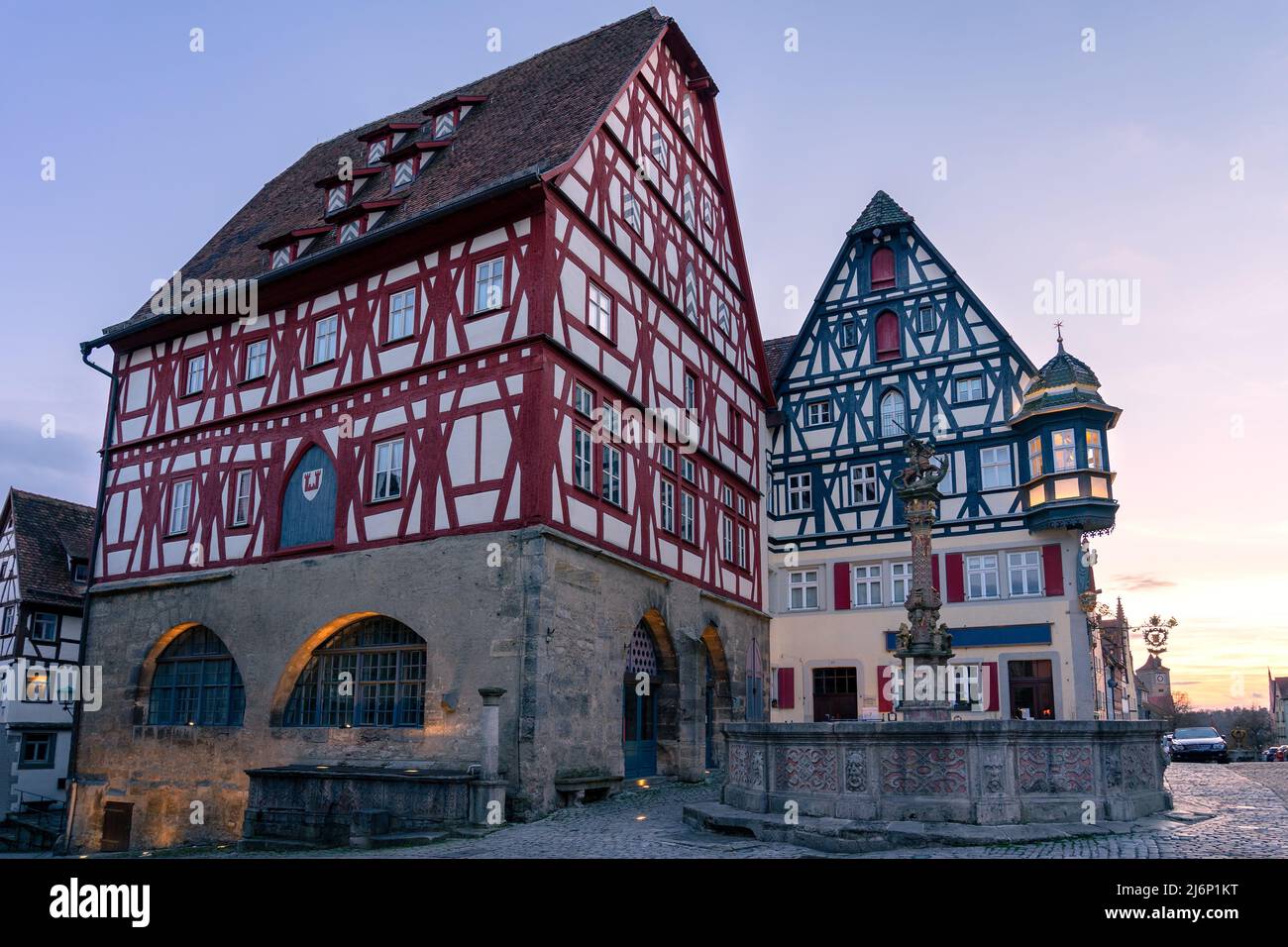 Belle architecture romantique de Rothenburg ob der Tauber avec maisons à colombages Fachwerkhaus syle en Bavière Allemagne . Banque D'Images