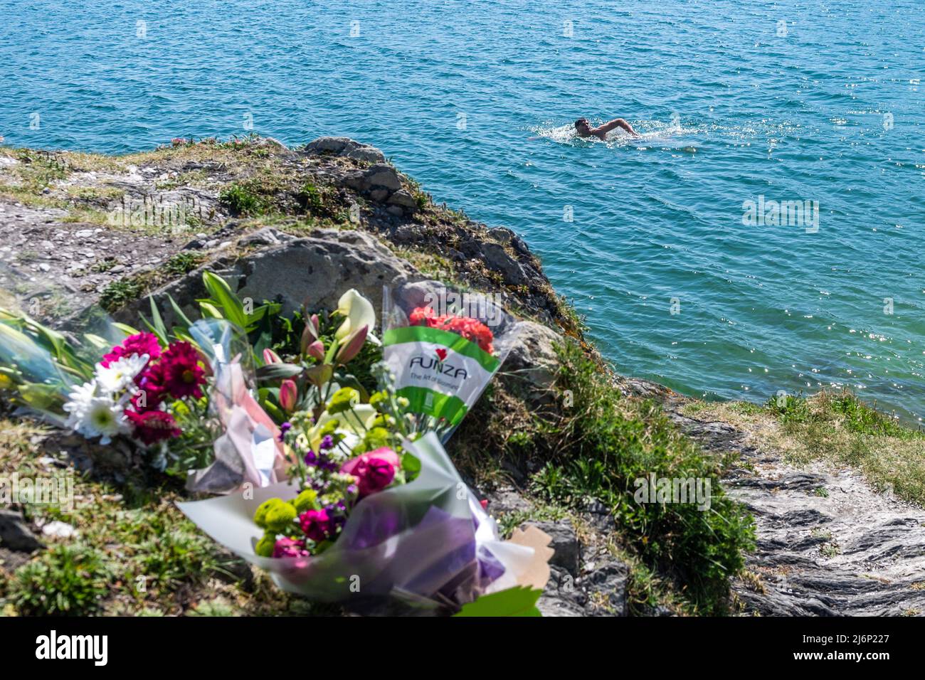 Lough Hyne, West Cork, Irlande. 3rd mai 2022. Des fleurs et un bonnet de bain « Lough Hyne Lappers » ont été placés dans un endroit populaire, Lough Hyne, où un nageur est décédé samedi après-midi. Declan Newman a souffert d'une crise cardiaque suspectée après être revenu d'une nage de 2km. Malgré les amis de M. Newman qui essayaient du sauver à l'aide d'un défibrillateur pour lequel il avait recueilli des fonds, ils ne pouvaient pas le sauver. Crédit : AG News/Alay Live News. Banque D'Images