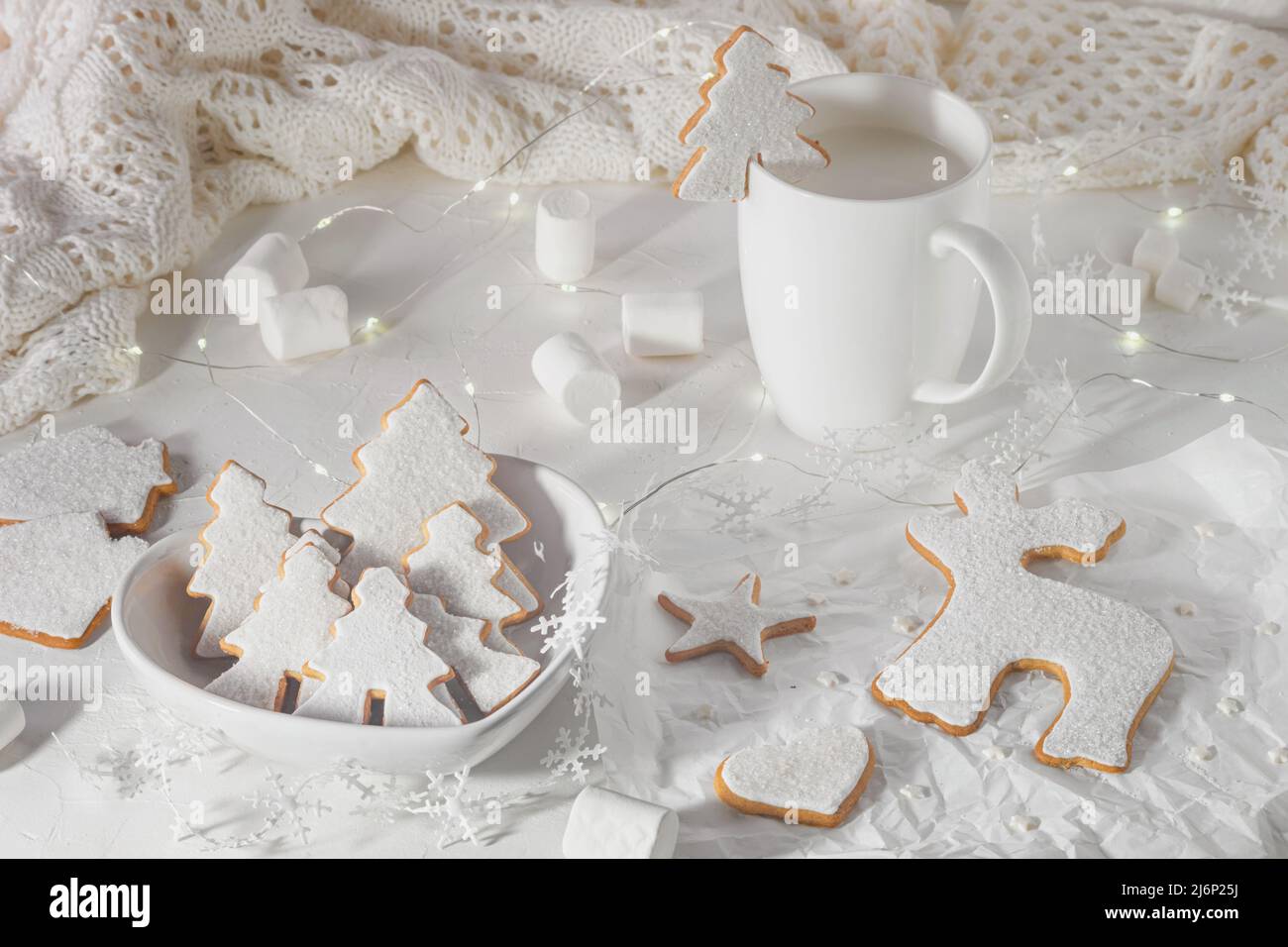 Composition de Noël avec pain d'épice sur une surface texturée blanche, vue rapprochée.Concept de fête de Noël Banque D'Images