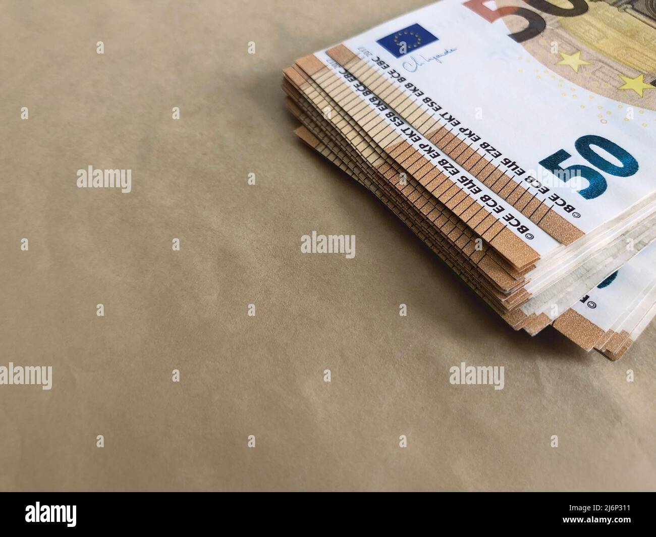 Paquet de 50 billets en euros sur papier brun recyclé. Euro monnaie Banque D'Images