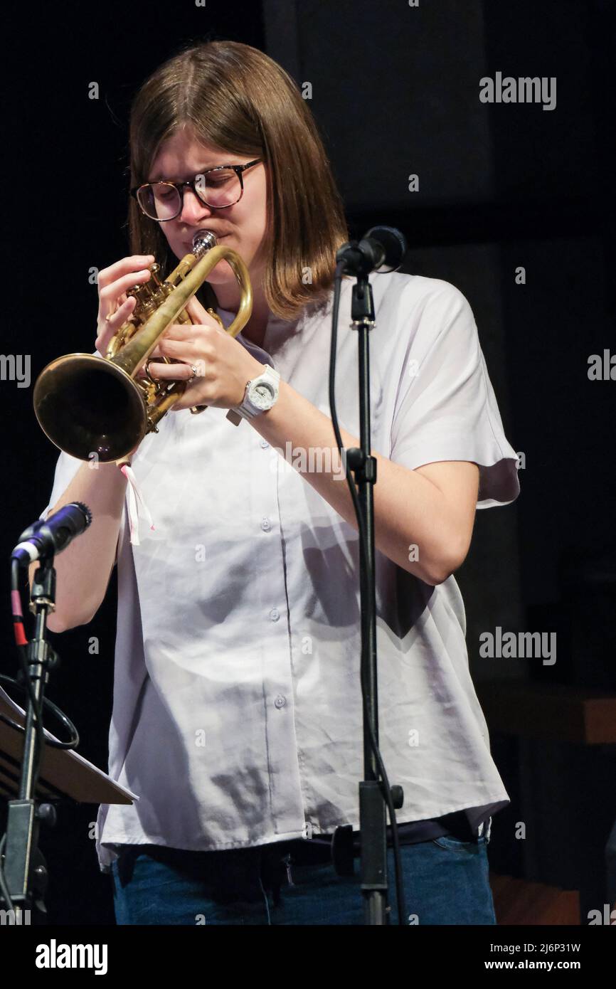 Laura Jurd se présente au Parabola Arts Centre au Cheltenham Jazz Festival, le 1 mai 2022 Banque D'Images