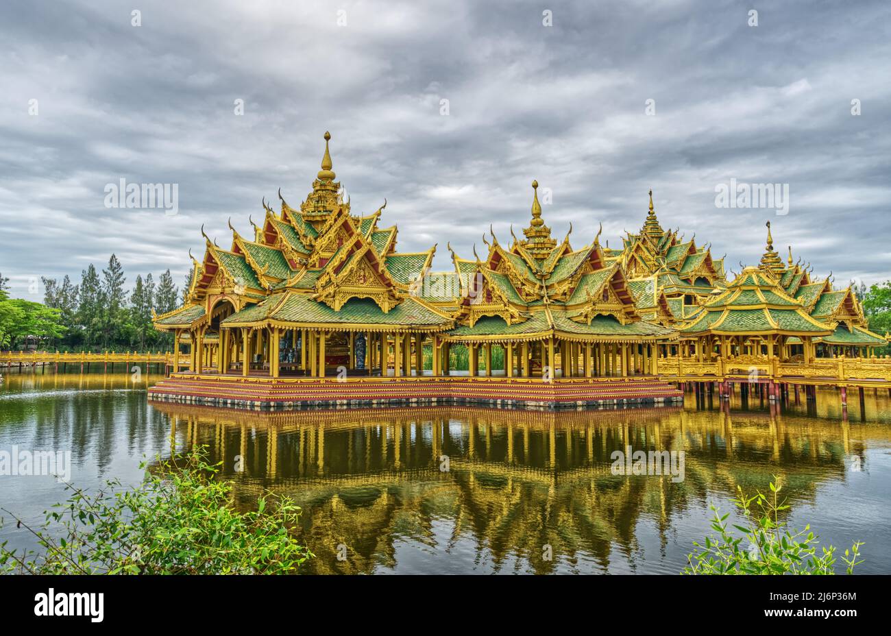 Samut Prakan, Thaïlande - 03 avril 2022 : la belle architecture du Pavillon de la ville antique éclairée, le célèbre musée de plein air. Banque D'Images