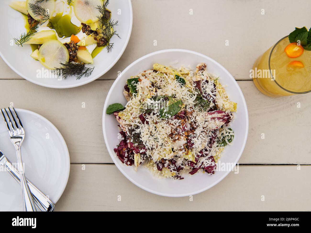 Salade de chicorée avec fromage et noix Banque D'Images