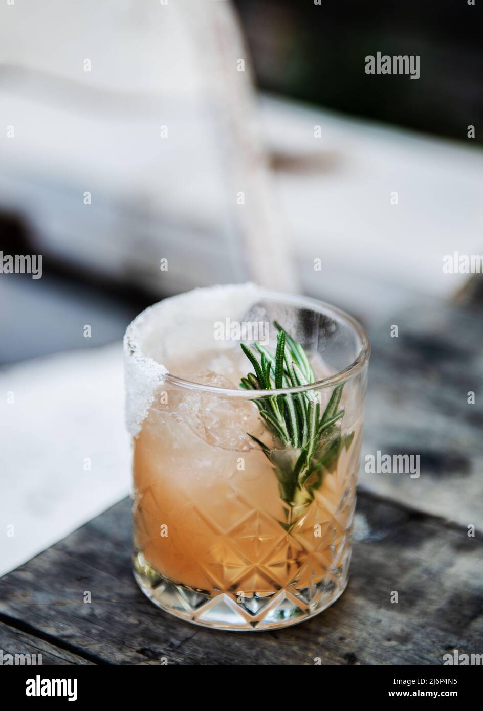 Cocktail de pamplemousse au romarin avec une couronne de sucre Banque D'Images