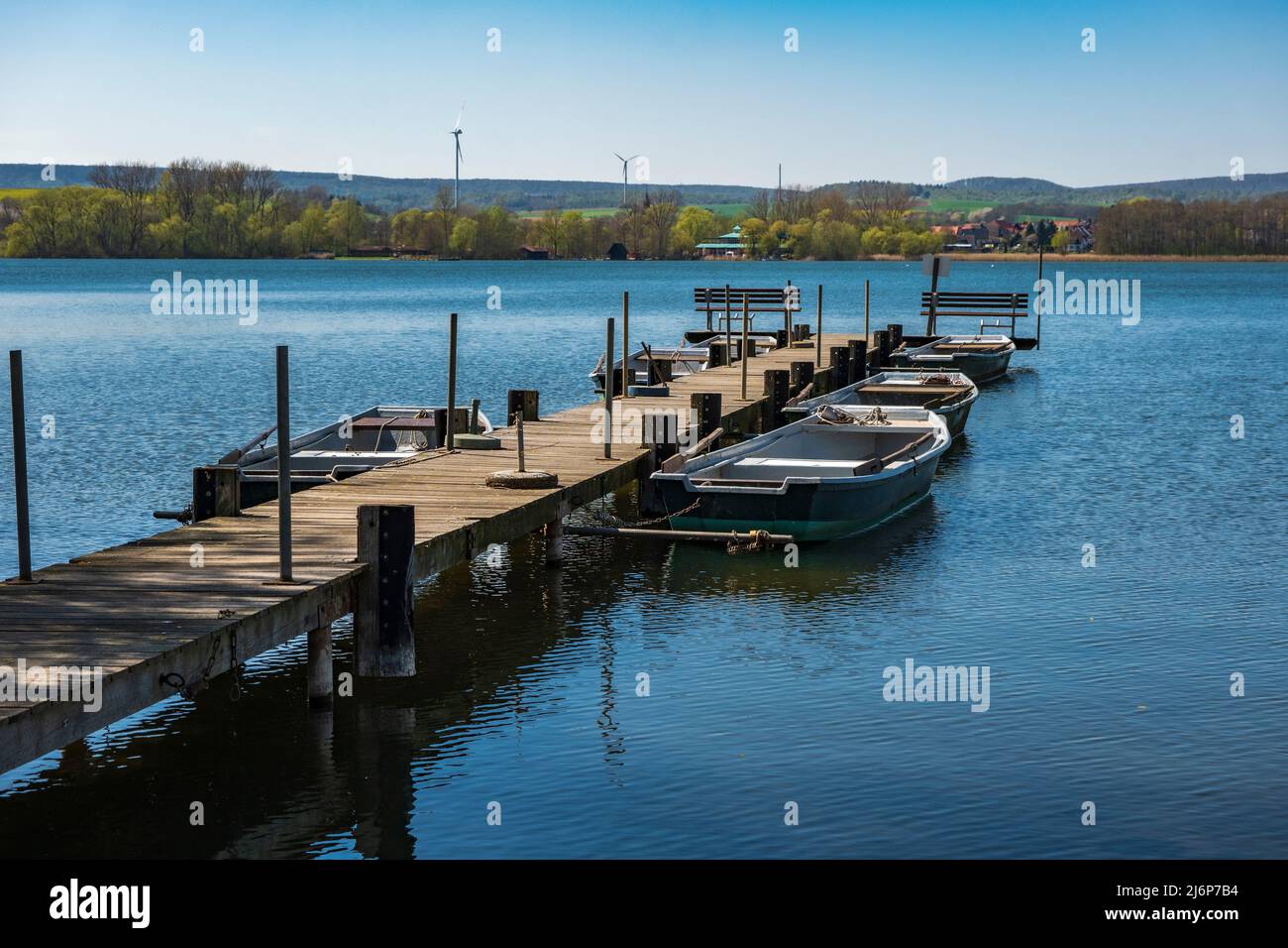 jetée en bois avec bateaux à ramer dans un lac bleu Banque D'Images