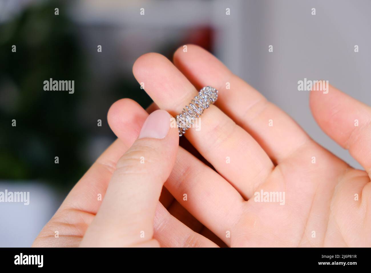 Femme utilisant l'anneau de massage d'acupression sur les doigts.  L'acupression est une technique de médecine alternative avec la pression  physique est appliquée à l'acupuncture poi Photo Stock - Alamy