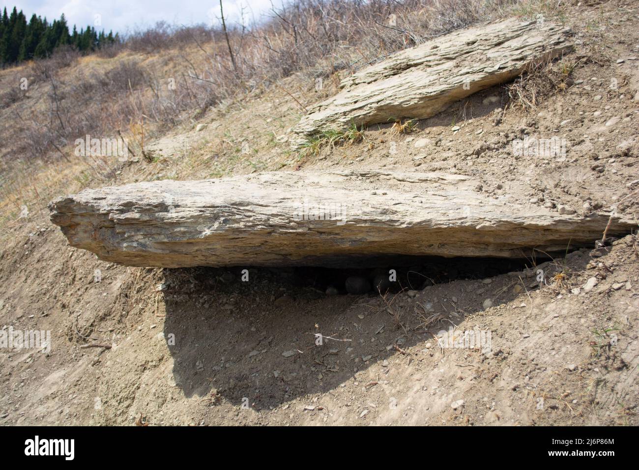 Découverte de rochers à flanc de sentier sur la colline Banque D'Images