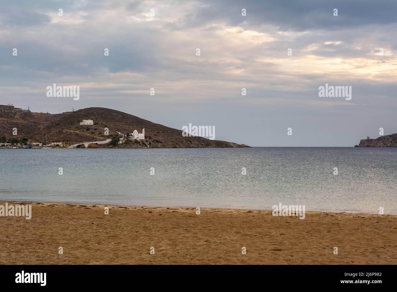 Plage de sable et baie de la ville de Chora sur l'île d'iOS. Cyclades, Grèce Banque D'Images
