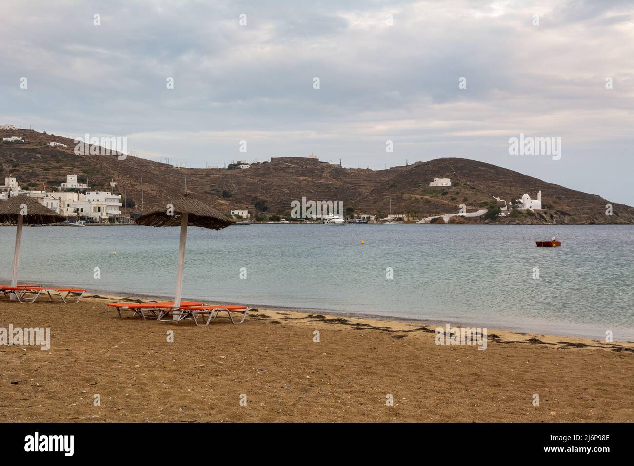 Plage de sable et baie de la ville de Chora sur l'île d'iOS. Cyclades, Grèce Banque D'Images