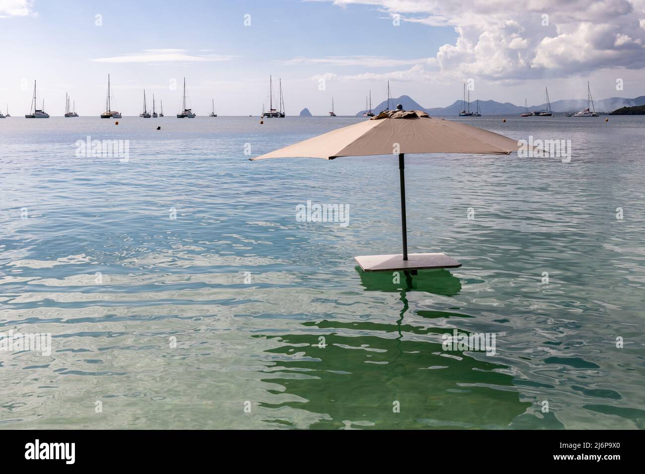 Bar table dans la mer à Pointe Marin plage, Sainte-Anne, Martinique, FWI Banque D'Images