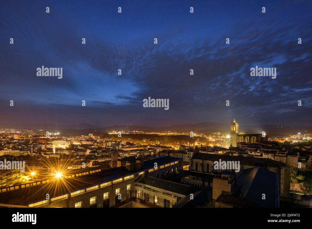 La ville de Gérone vue de la tour Sant Domènec dans le mur de Gérone, au crépuscule et de nuit (Gérone, Catalogne, Espagne) ESP: Ciudad de Gerona Banque D'Images