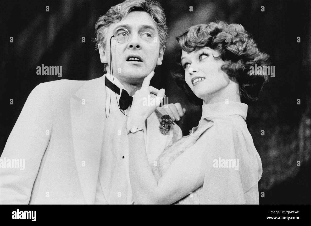 David Hemmings (Bertie Wooster), Gabrielle Drake (Madeleine Bassett) à JEEVES au théâtre de sa Majesté, Londres SW1 22/04/1975 livre et paroles: Alan Ayckbourn Music: Andrew Lloyd Webber basé sur les histoires de P. G. Wodehouse design: Voytek Lighting: Robert Ornbo chorégraphie: Christopher Bruce réalisateur: Eric Thompson Banque D'Images