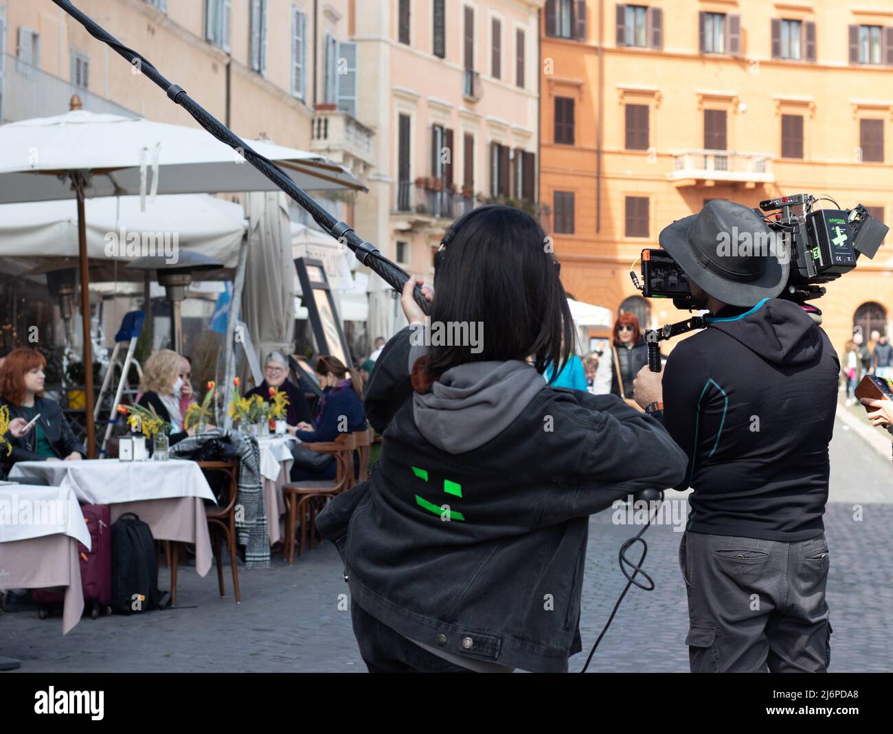 Rome, Italie - 17th mars 2022. Reporters enregistrant vidéo et audio pour une vidéo de personnes buvant du café sur la terrasse de Rome, Italie Banque D'Images