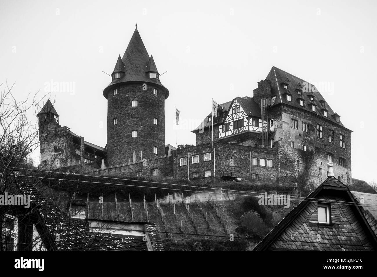 Le château de Stahleck, situé à flanc de colline au-dessus de la petite ville de Bacharach, est un château datant du 12th siècle dans la vallée du Haut-Rhin moyen. Banque D'Images